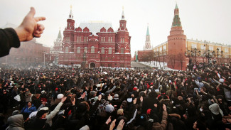 Манежная площадь, Москва, 2010 год. Эти жесты в адрес власти были оценены трезво...